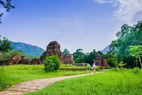Excursión y crucero por la puesta de sol en la Tierra Santa de My Son desde Hoi An o Da nang