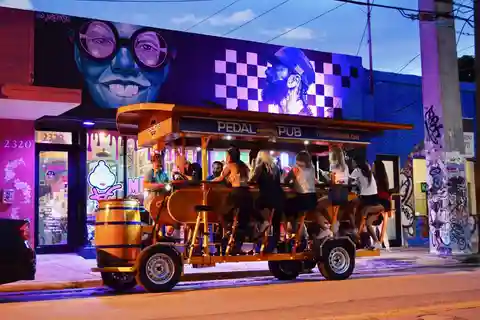 Tour del Pedal Pub Miami Wynwood Grafitti Bar