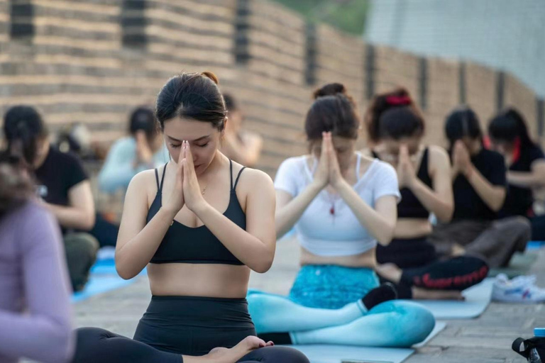 Privat tur-Morgonyoga på Kinesiska muren och Pekin Roast DuckInklusive yoga