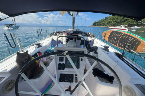 Rejs żaglówką w UbatubaWycieczka żaglówką w Ubatuba