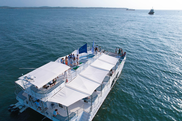 Cartagena: Catamaran Flamante Sunsetplan with Open Bar!