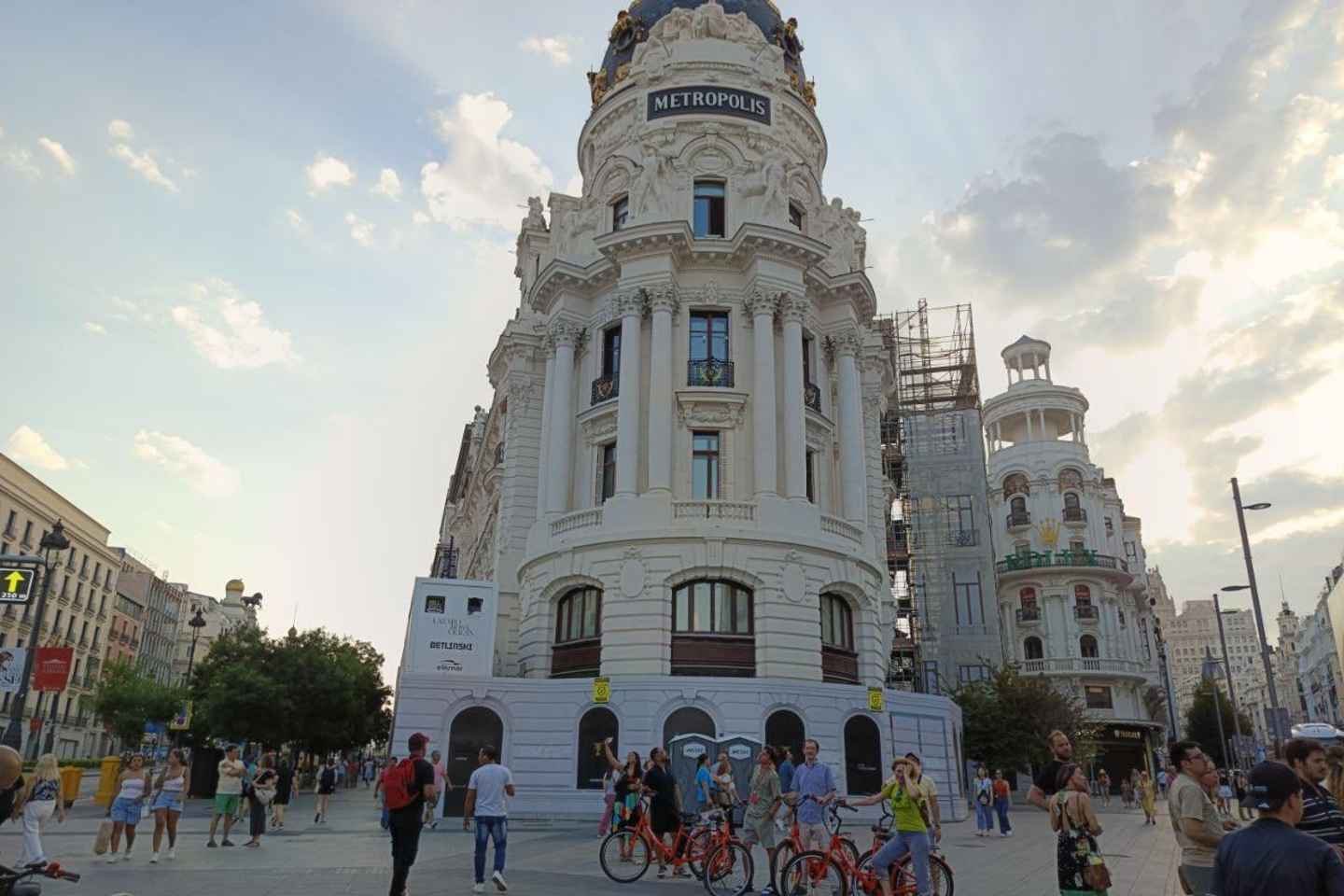 Budapest: Guided Bike Tour with Langos Experience
