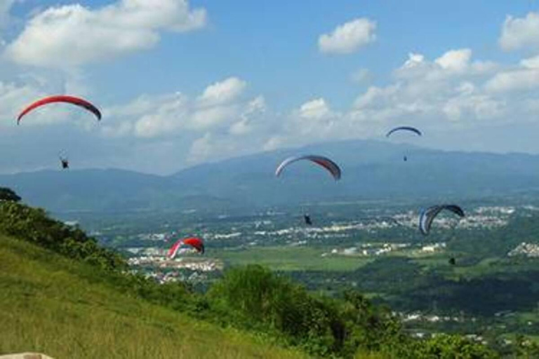 BOGOTA: Gleitschirmfliegen in Guatavita und Köstlichkeiten auf der Alpina-Hütte