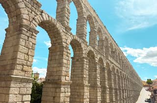 Ab Madrid: Segovia & Ávila in Kleingruppe: Alcázar & Mauern