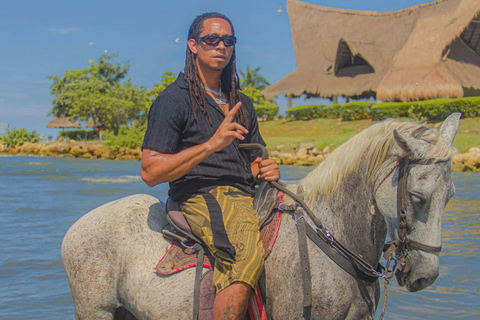 Cartagena: Seaside horseback ride with a bilingual guide