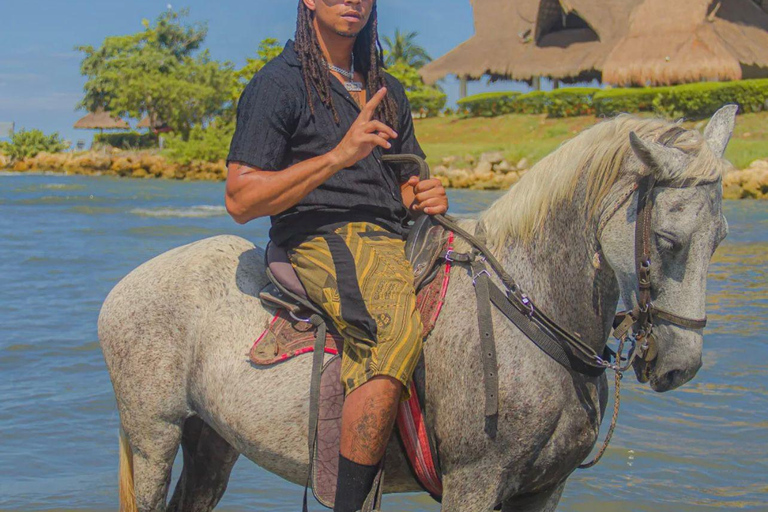 Cartagena: Seaside horseback ride with a bilingual guide