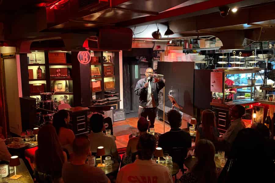 Profi-Comedy-Show in einer Flüsterkneipe im Prohibition-Stil. Foto: GetYourGuide Profi-Comedy-Show in einer Flüsterkneipe im Prohibition-Stil. Foto: GetYourGuide
