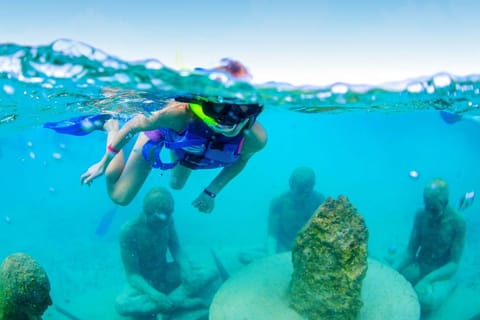 Cancún: MUSA Underwater Museum Snorkeling Tour with Drinks