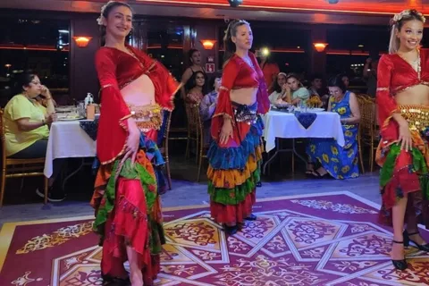 Istambul: Cruzeiro com jantar no Bósforo com mesa privativa e show