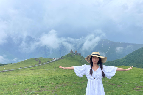 Tbilissi : Circuit de 2 jours dans les monts Kazbegi avec randonnée à cheval