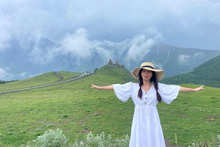 Tbilissi : Circuit de 2 jours dans les monts Kazbegi avec randonnée à cheval