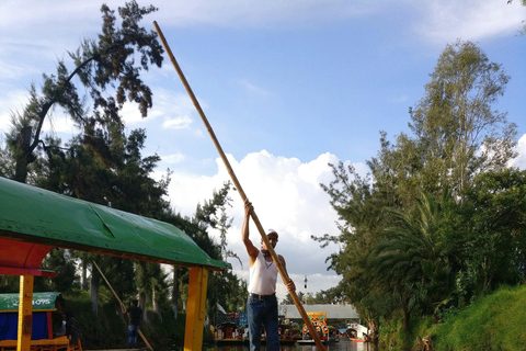 Erlebe den Zauber von Xochimilco, Coyoacán und der UNAM auf einer einzigartigen Kultur-Tour.Erlebe den Zauber von Xochimilco, Coyoacán und der UNAM auf einer einzigartigen Kultur