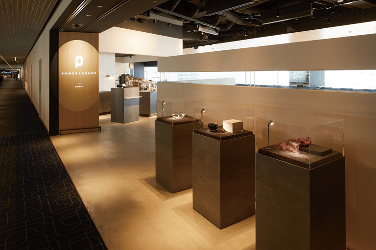 Tokio: salonik na międzynarodowym lotnisku Haneda By DragonPassT2 Krajowy DEP i międzynarodowy DEP: Power Lounge Premium