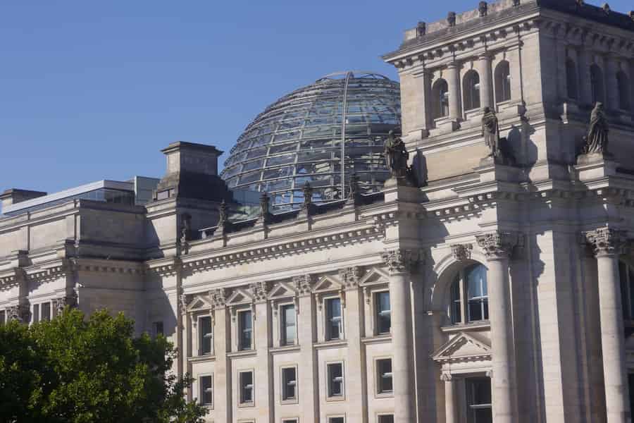 Führung im Regierungsviertel mit Besuch Reichstag Plenarsaal und Kuppel. Foto: GetYourGuide