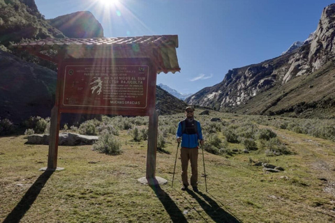 Huaraz: Private hiking route through the Rajucolta lagoon