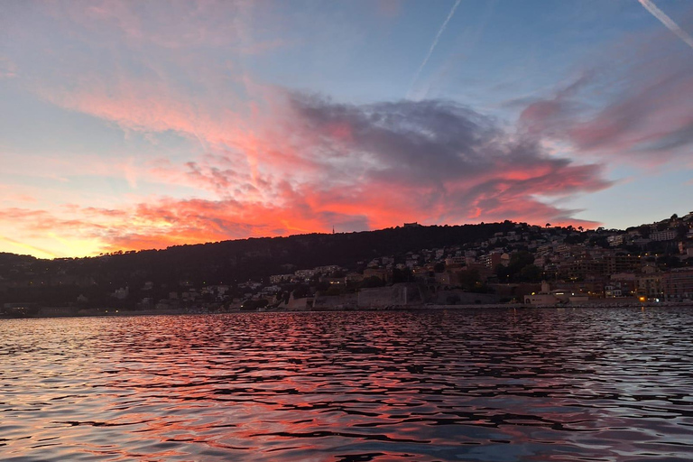 فيلفرانش سور مير: جولة بالقارب عند غروب الشمسفيلفرانش سور مير: جولة بالقارب عند الغروب