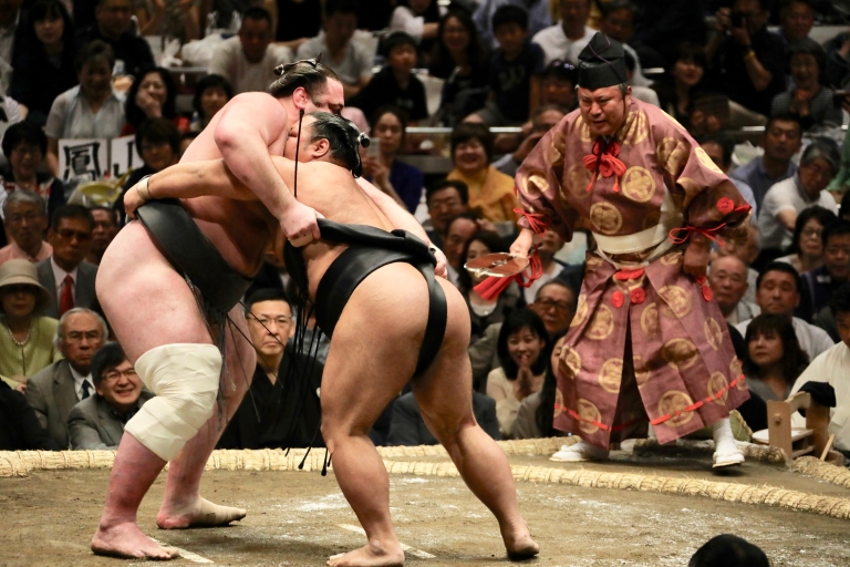 Nagoya: Groot sumotoernooi met kasteelwandeltourNagoya: Groot Sumotoernooi tour