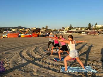 Jávea: Strand-Yoga-Kurs an der Playa de L'Arenal (auf Englisch)