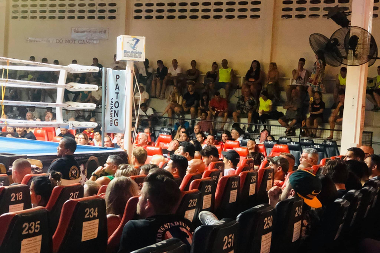 Phuket Patong Boxing Stadium Muay Thai Match TicketAsiento de estadio con camiseta