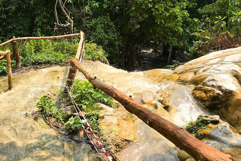 Genieße den Sticky Waterfall und den Chet Si Fountain National Park