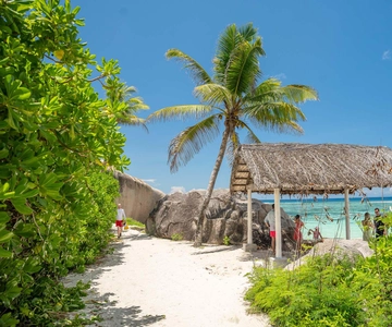 Seychelles: Praslin Island and La Digue Island Day Tour