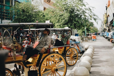 Yogyakarta: Layover Tour met toegangsbewijzen & luchthaventransferTour naar Sultan Paleis, Taman Sari & Borobudur Tempel