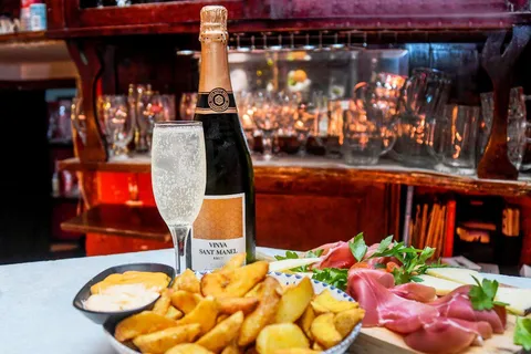 Tapasprovning i Barcelona Rundvandring med matupplevelser och VIP-inträde