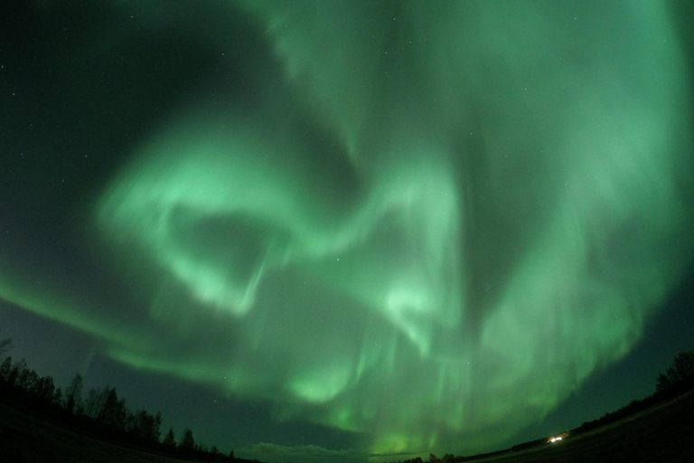 Levi: En busca de la aurora boreal en trineo con moto de nieveLevi: Búsqueda de auroras boreales en trineo de motos de nieve