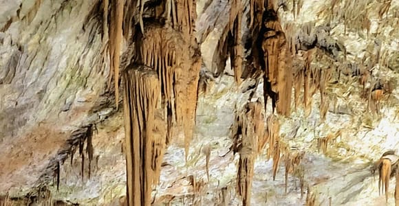 Von Ljubljana aus: geführte Tour zu den Höhlen von Postojna und der Burg Predjama