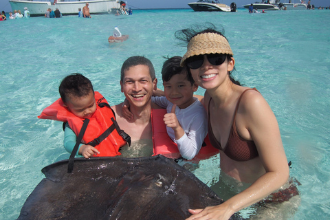 Grand Cayman: Catamaran Cruise with Stingray City & Snorkel