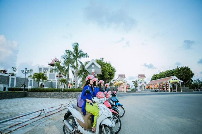 Tour serale della città di DaNang con scooter e Han CruiseTour serale della città di DaNang in scooter - Cavaliere di Aodai e crociera di Han