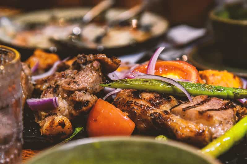 Tbilisi BBQ Crawl doświadczenie wina i posiłku GetYourGuide