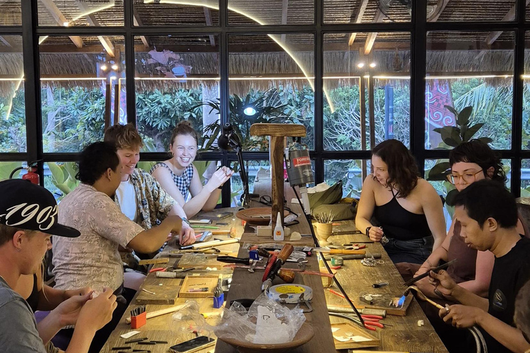 Uluwatu: corso di creazione di gioielli in argento con foto ricordoCorso di creazione di gioielli 8 grammi d'argento con foto ricordo