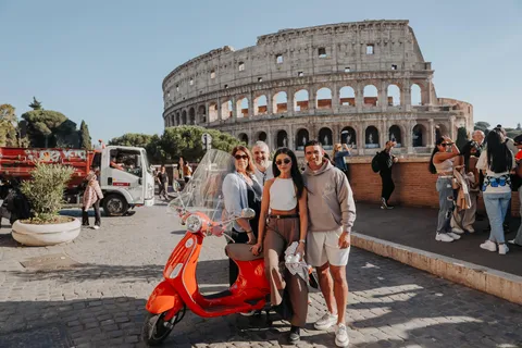 Vespa Tour in Rome Streets with Professional Photography