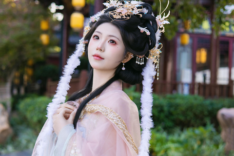 Shanghai: Traditional Hanfu Dress-Up & Photoshoot Experience