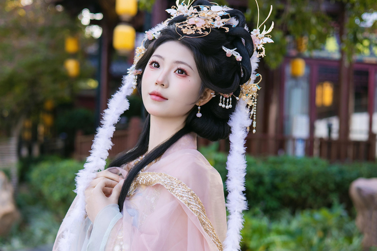 Shanghai: Traditional Hanfu Dress-Up & Photoshoot Experience