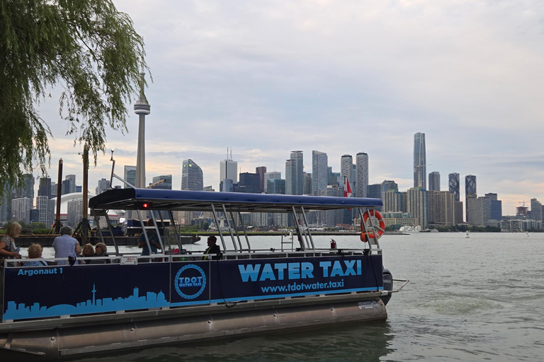 Toronto: Evening Harbour Cruise with Storytelling