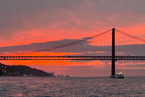Lisboa: Passeio de Barco ao Pôr-do-Sol no Rio Tejo com Welcome DrinkLisboa: Passeio de barco ao pôr do sol no rio Tejo com Welcome Drink