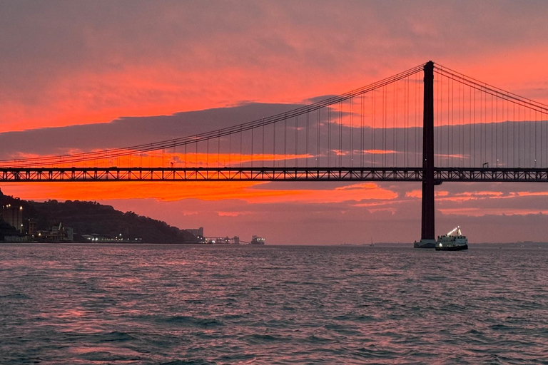 Lisboa: Passeio de Barco ao Pôr-do-Sol no Rio Tejo com Welcome DrinkLisboa: Passeio de barco ao pôr do sol no rio Tejo com Welcome Drink