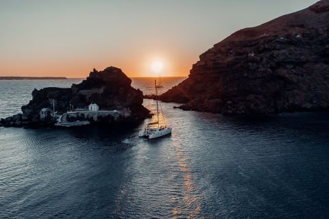 Santorini: Katamaraanikalderaristeily aterioilla ja juomilla