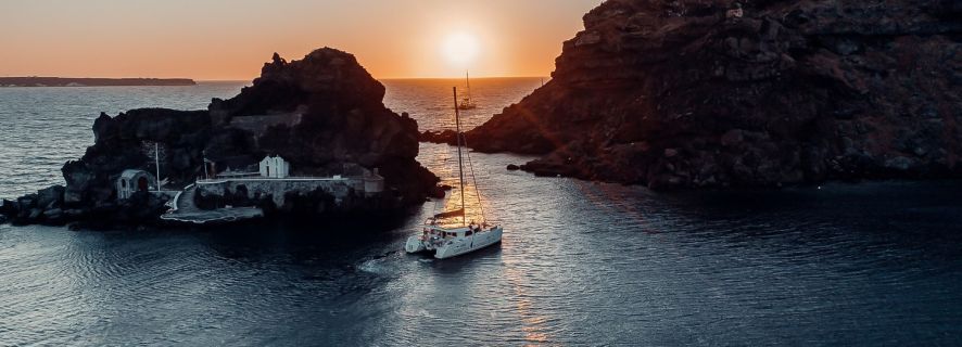 Santorini: crucero en catamarán por la caldera con comida y bebidas
