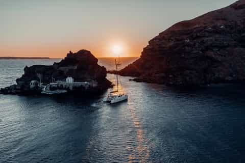 Santorini: Small Group Romantic Catamaran Cruise