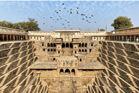 Jaipur: Chand Baori & Bhangarh Fort PrivétourChand Baori & Bhangarh Fort rondleiding met gids & entree