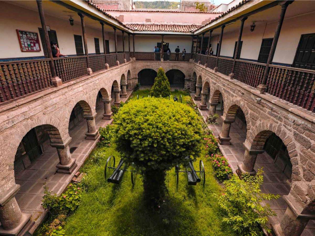 Ayacucho: Koloniale Tempel | Altarbilder und Architektur |