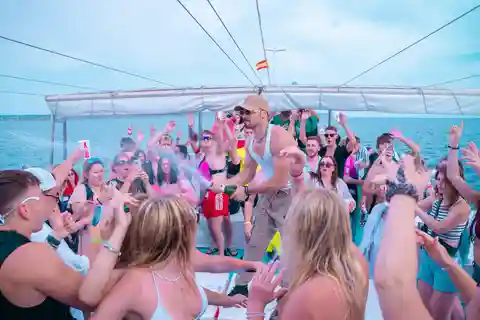 Playa de Palma: Bådfest med DJ, buffet og underholdning