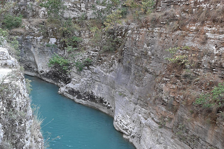 Osumi Canyon och Bogova vattenfall från Berat - av 1001AAFrån Berat: Vandring vid Bogovas vattenfall och simtur med Osum Canyon