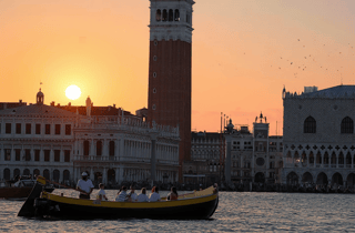 Venedig: Sonnenuntergangsfahrt mit traditionellem Boot & Prosecco