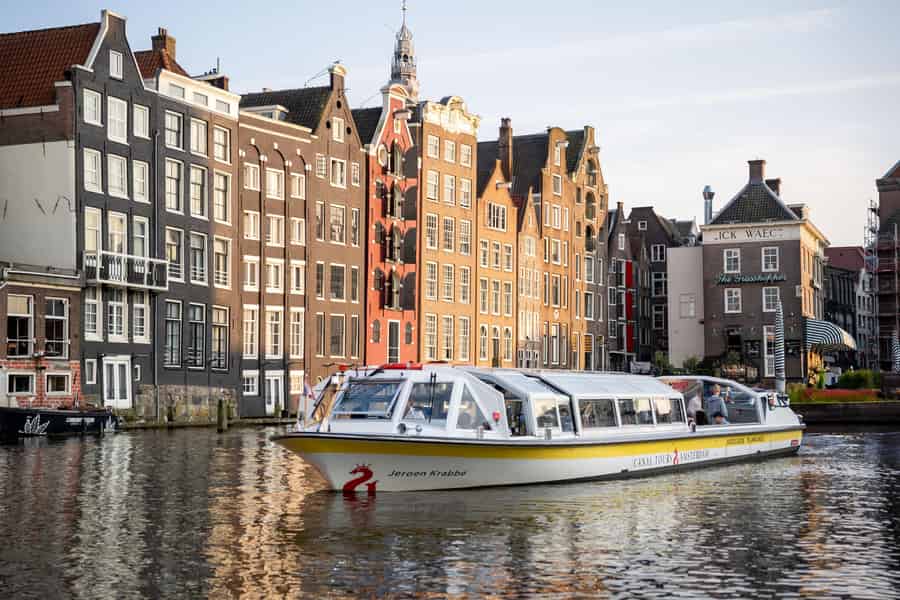 Amsterdam: Grachtenrundfahrt mit Blumencocktail. Foto: GetYourGuide