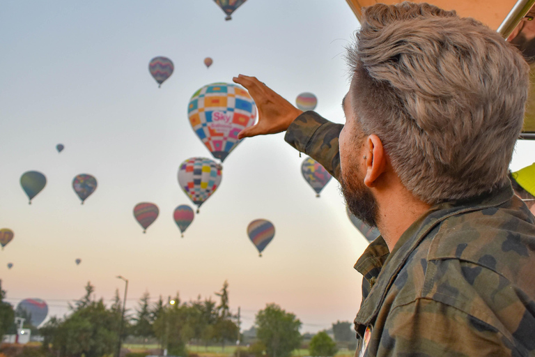 Vuelo en globo aerostático desde CDMX + desayuno cuevaSolo Vuelo dans le monde aérostatique