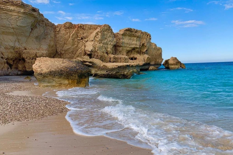 Muscat: Wadi Shab Shared Tour with Lunch